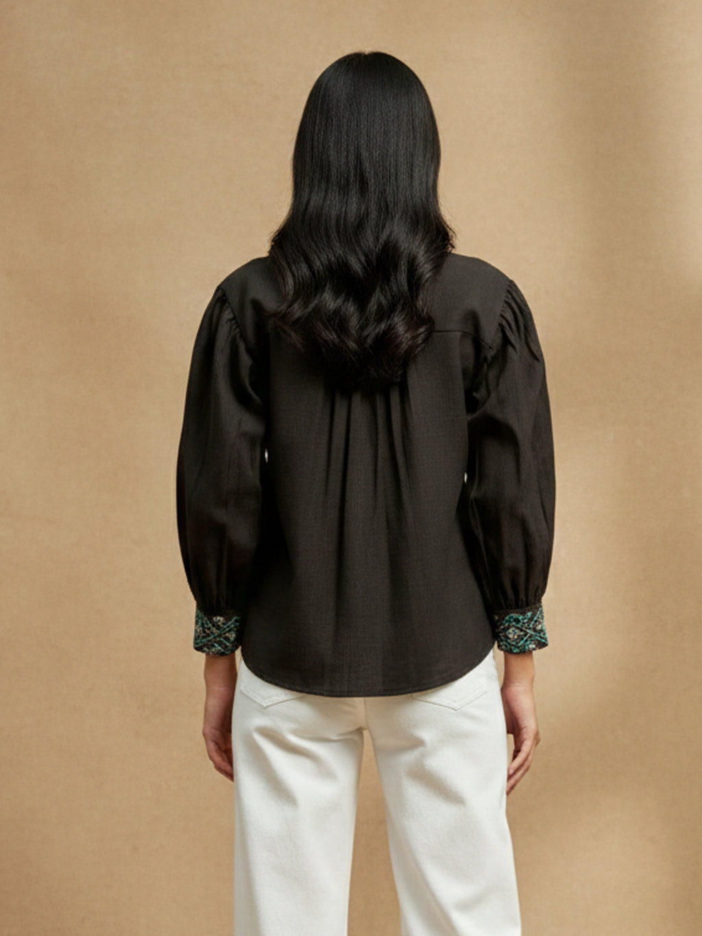 Sleeveless Embroidary Shirt