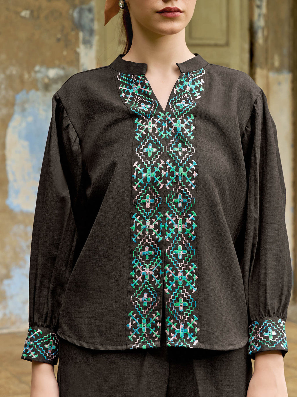 Sleeveless Embroidary Shirt