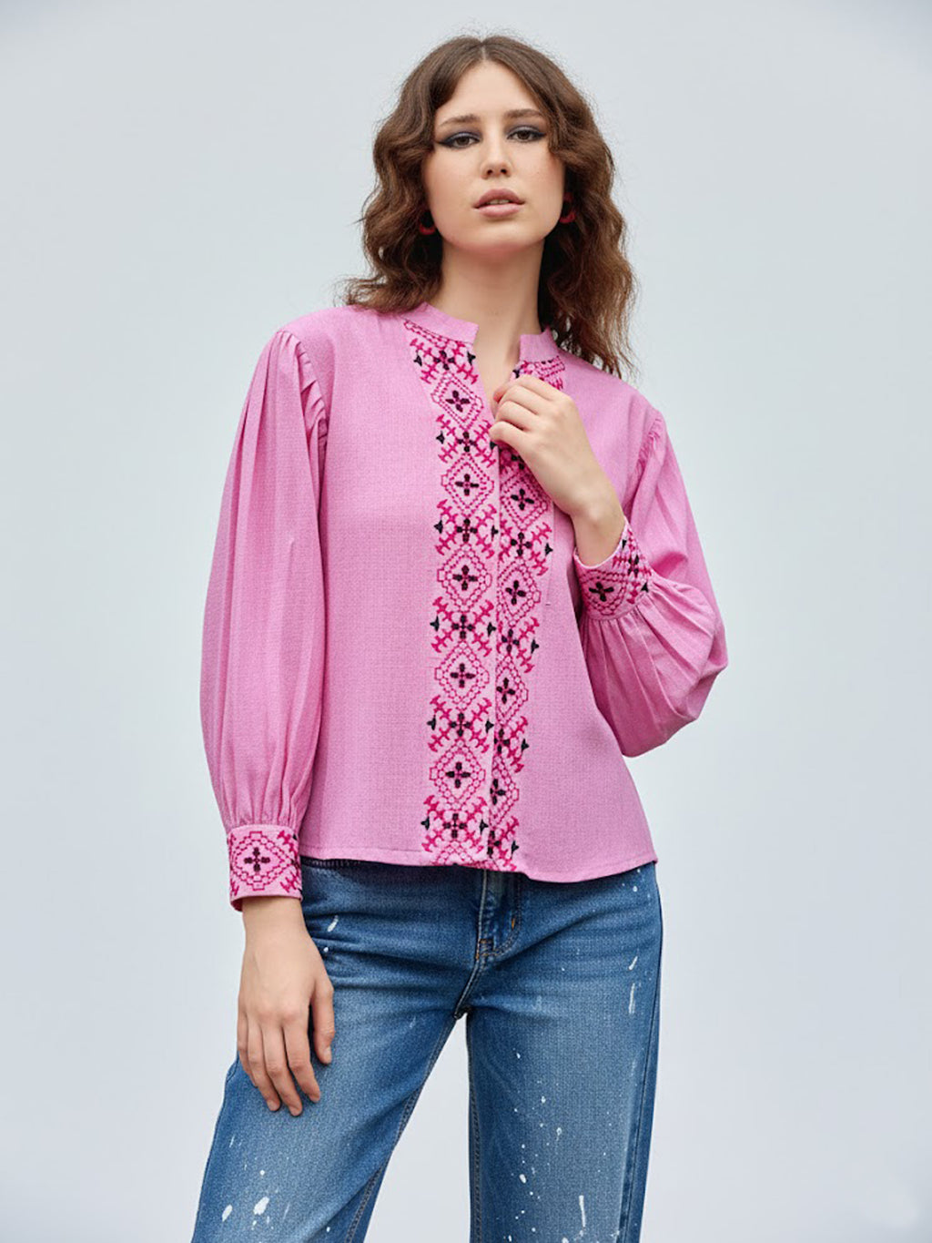 Sleeveless Embroidary Shirt