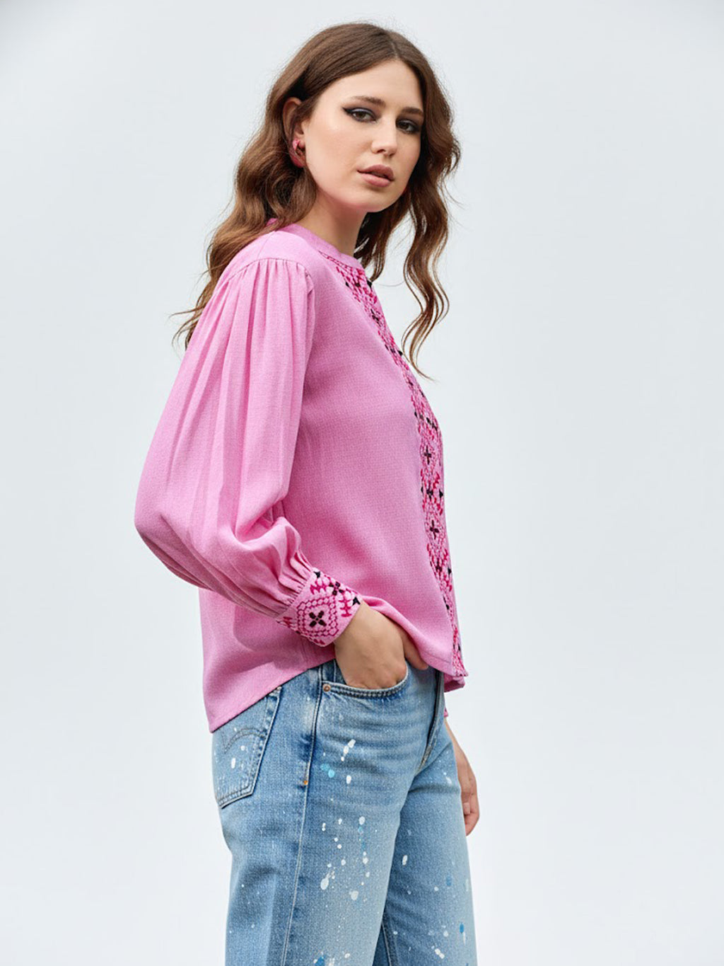 Sleeveless Embroidary Shirt