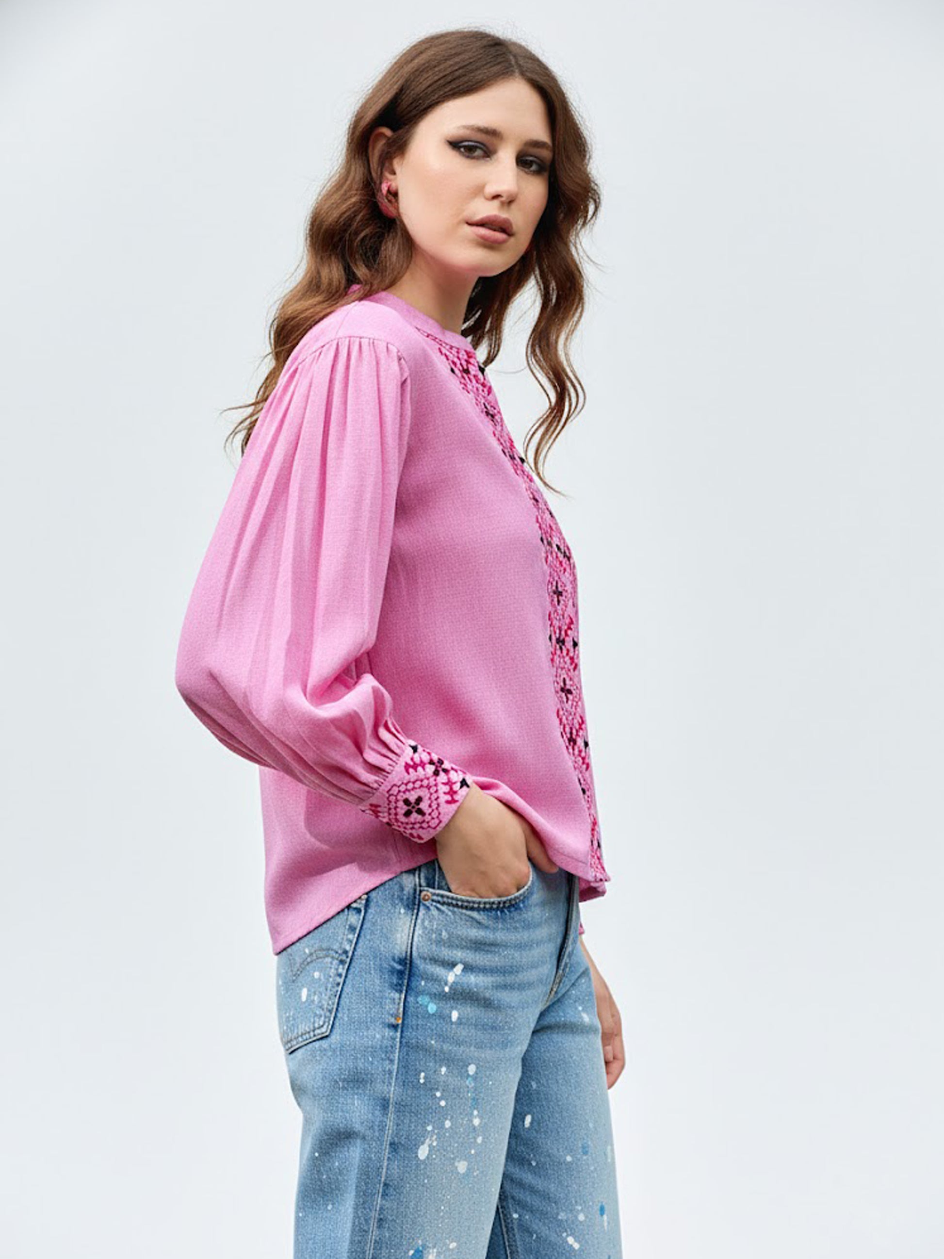 Sleeveless Embroidary Shirt