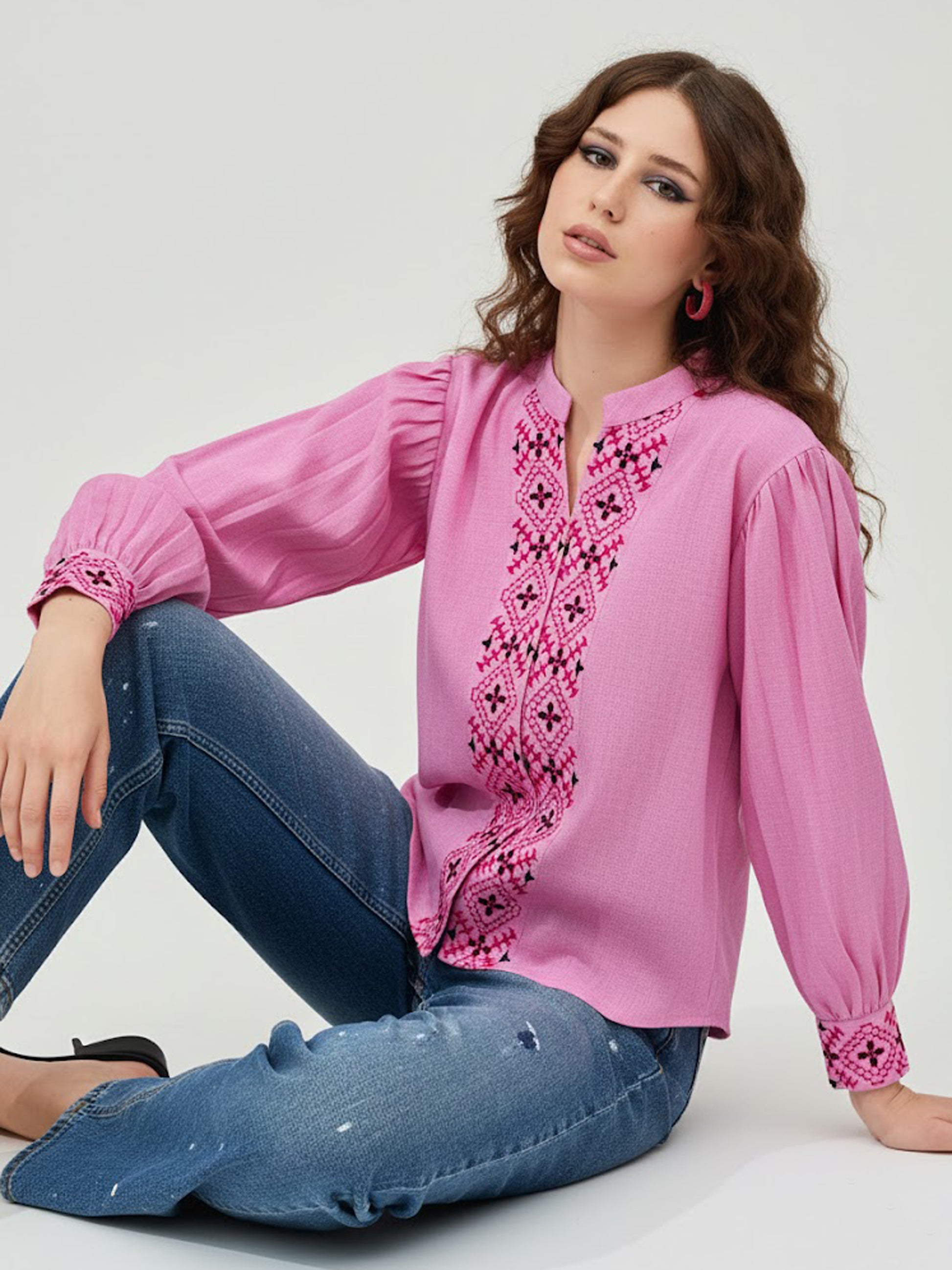 Sleeveless Embroidary Shirt