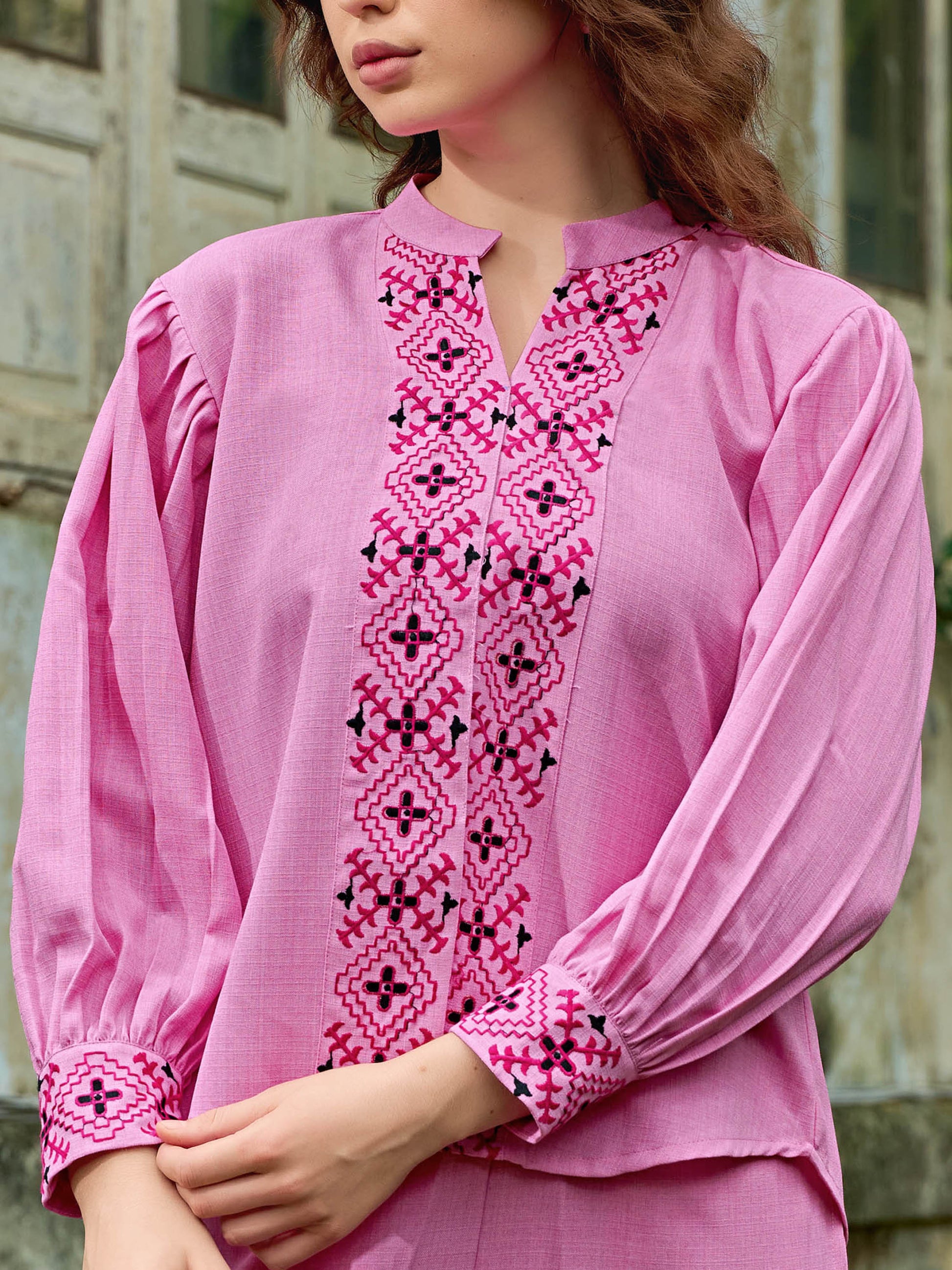 Sleeveless Embroidary Shirt