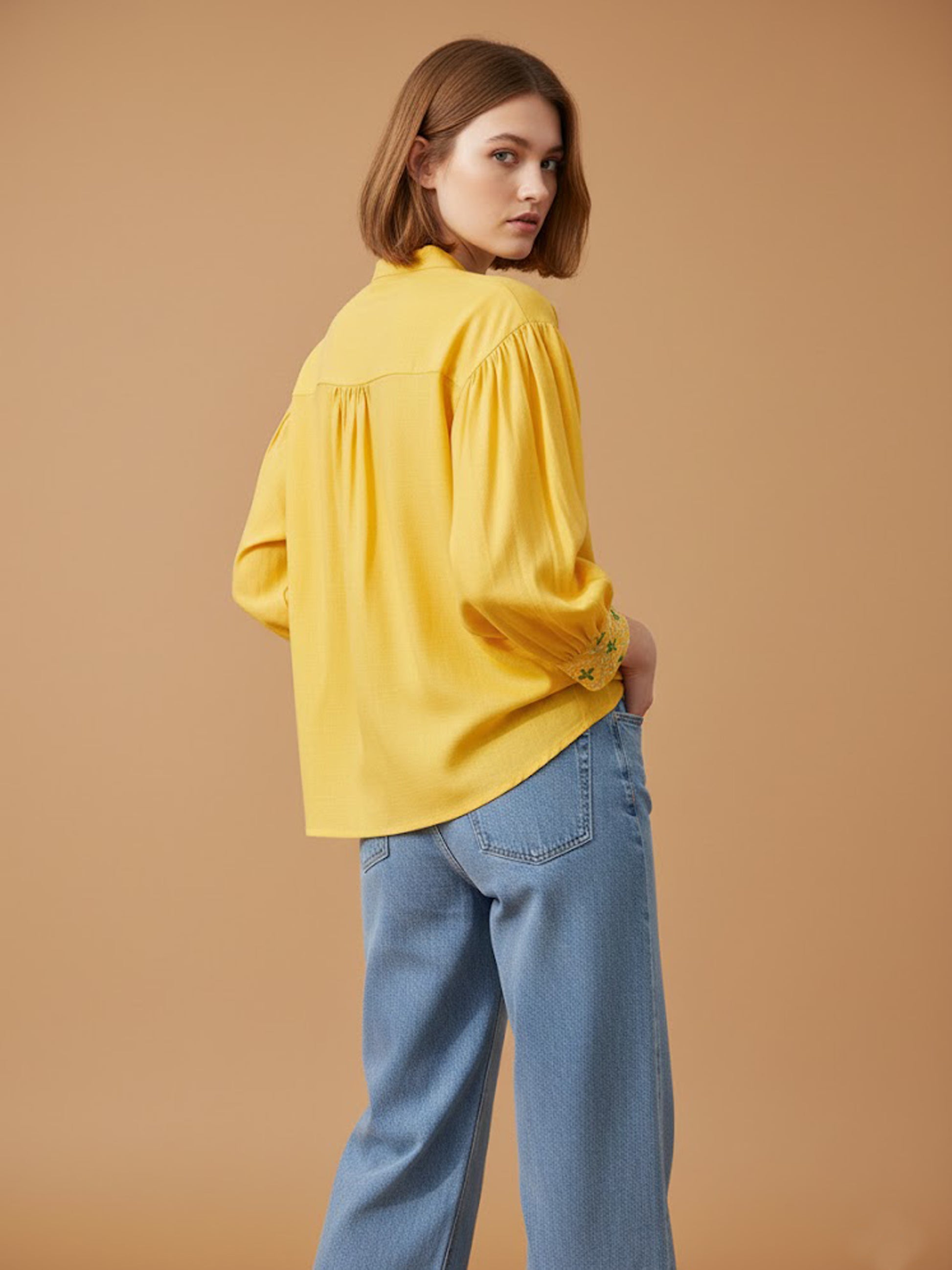 Sleeveless Embroidary Shirt