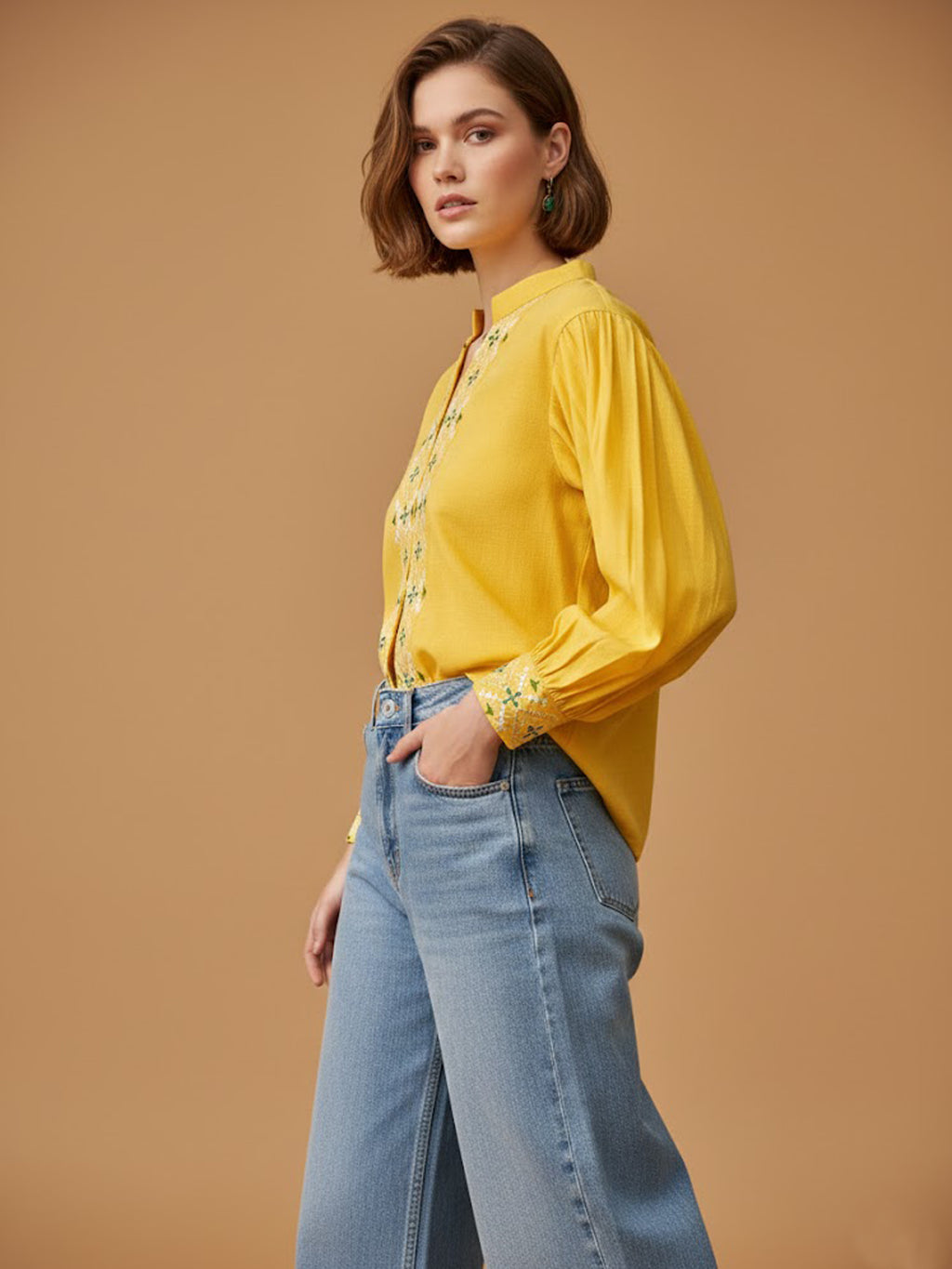 Sleeveless Embroidary Shirt