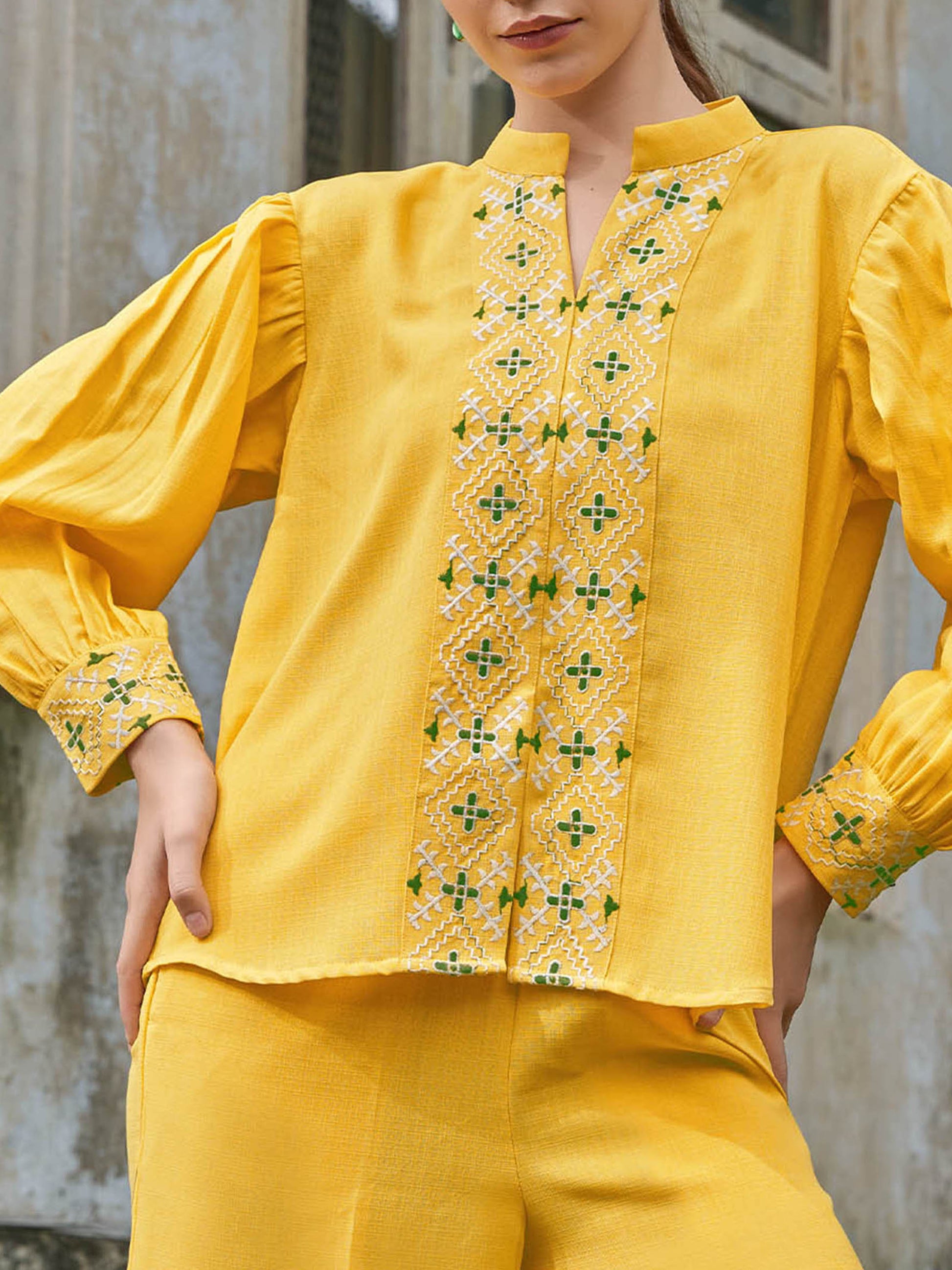 Sleeveless Embroidary Shirt