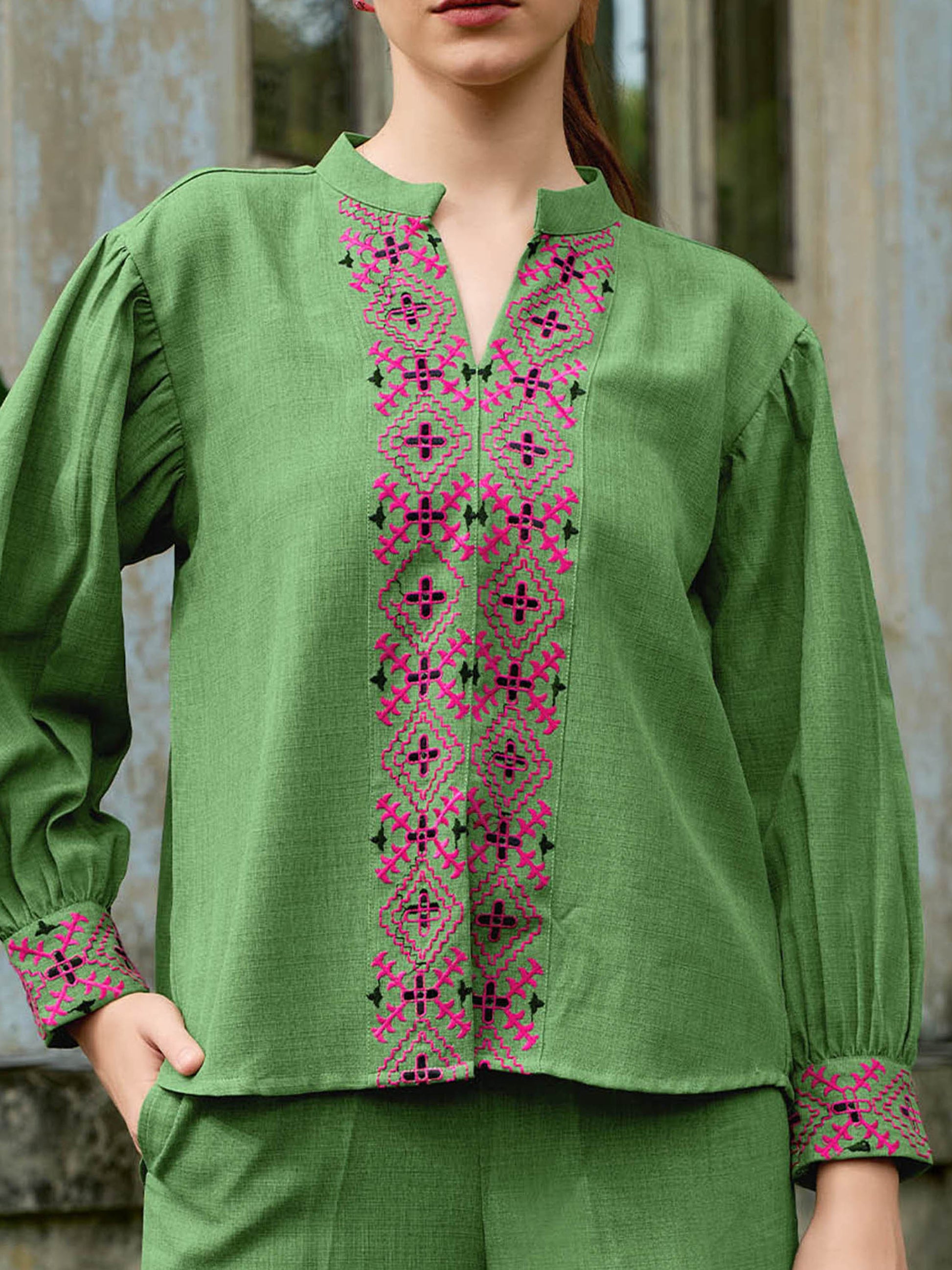 Sleeveless Embroidary Shirt