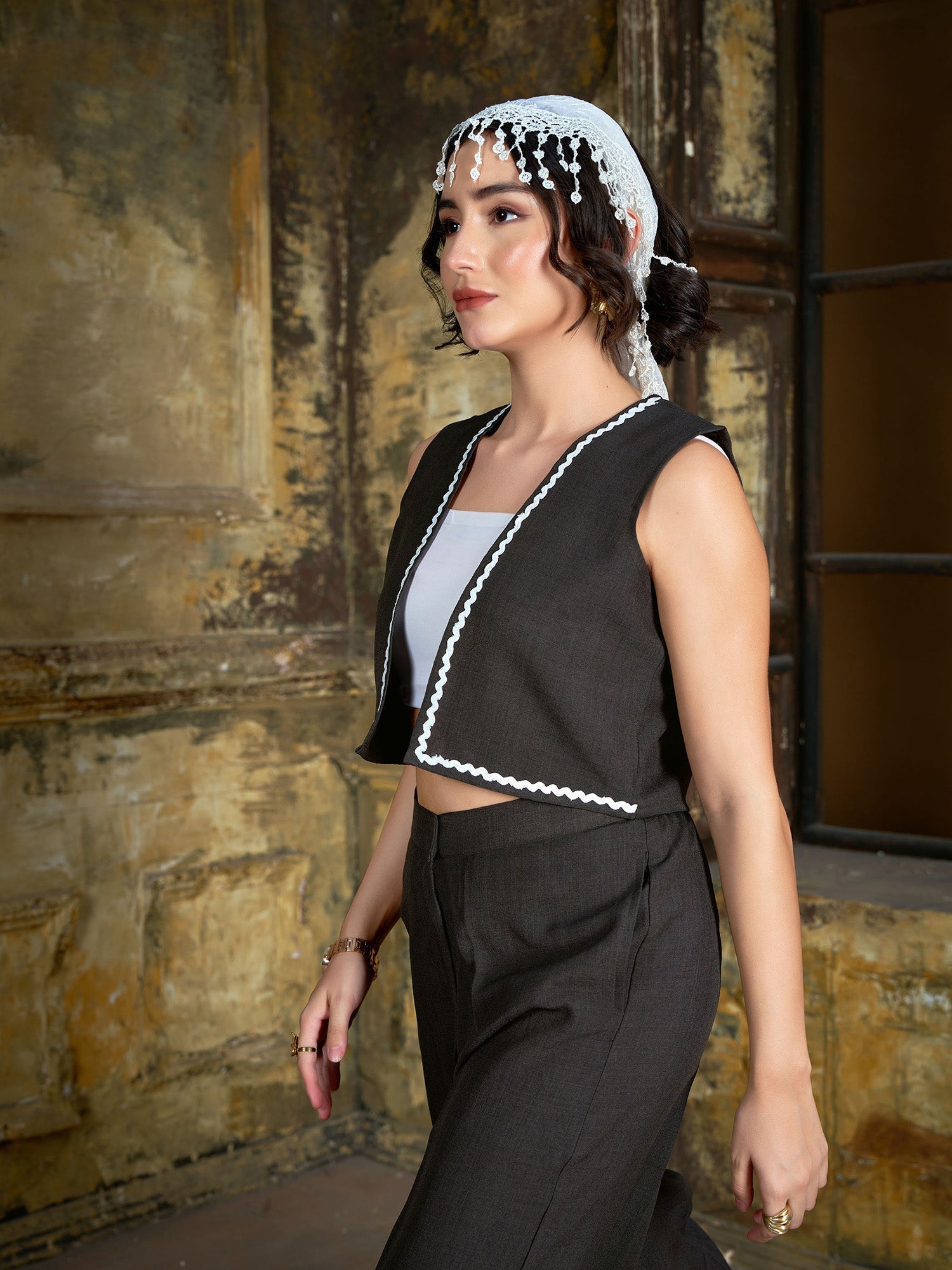 Women Vests Sleeveless V-Neck Lace Inserts Straight Emblished Top