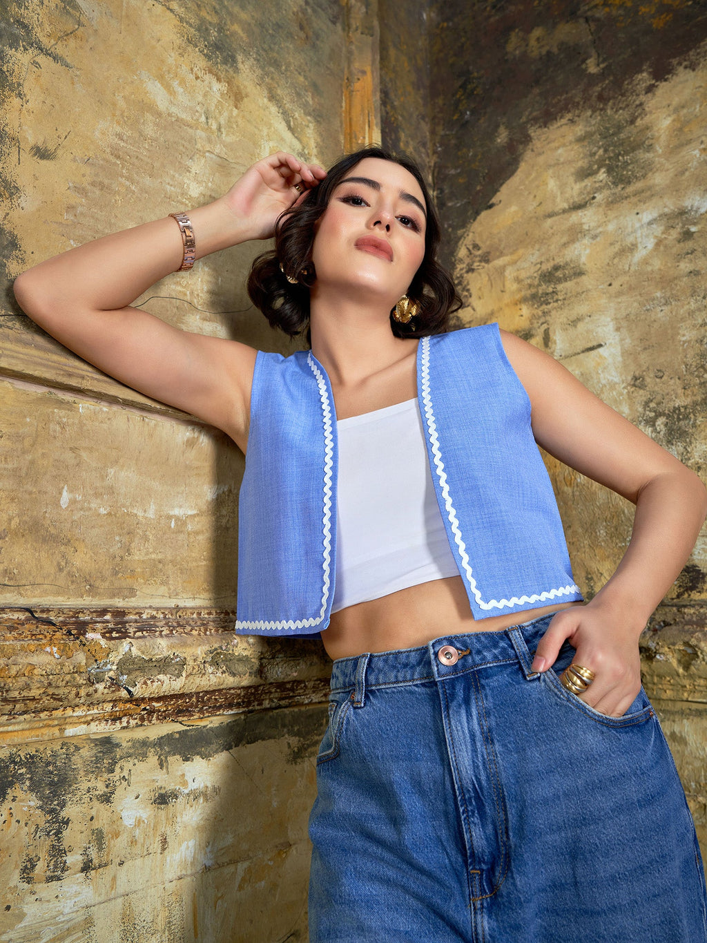 Sleeveless Embroidary Shirt