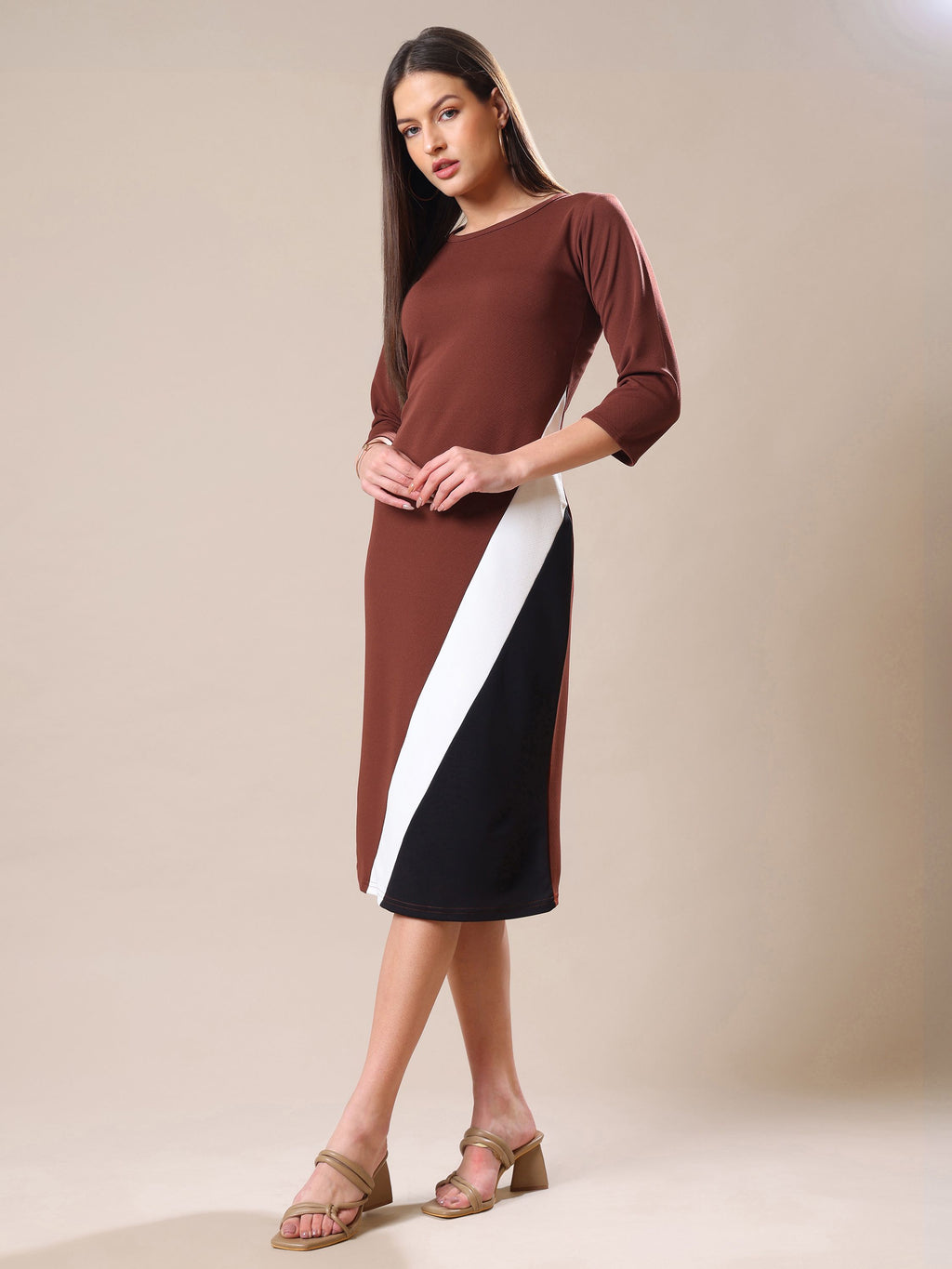 Women's Round Neck Bodycone Solid Print Black Dress